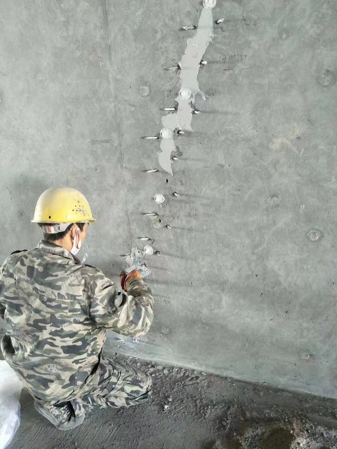 濮阳混凝土楼板裂缝加固施工的方案